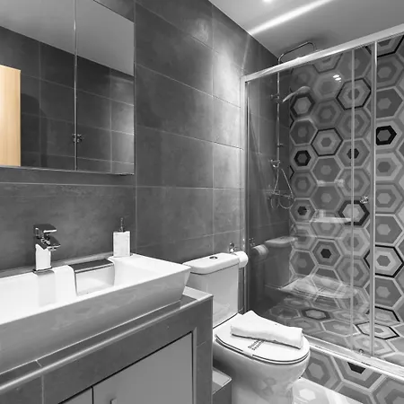 New Yorker, Nilie Hospitality Mgmt Apartment *